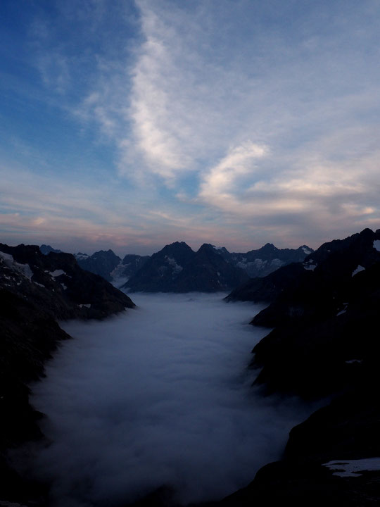 Refuge perché entre mer de nuages et fins nuages d'altitude. L'Oisans est magnifique !