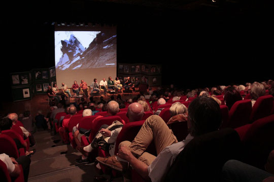 5 octobre 2016 : pour les 50 ans du refuge du Promontoire, beaucoup de guides, des gardiens de refuges (anciens et actuels du Promontoire), le gardien de l'Aigle, des jeunes alpinistes, une très belle soirée animée par Jean Michel Asselin. Merci !