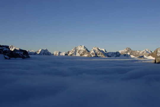 Depuis la terrasse du refuge, soleil matinal et plafond nuageux vers les 3000 m.