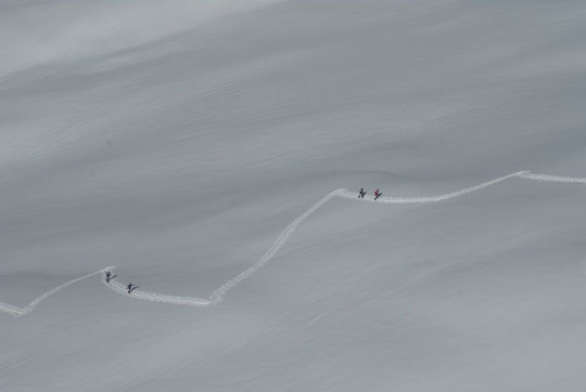 Des compétiteurs de la Gaspard'in montent vers le pied de la brèche de la Meije (hier matin).