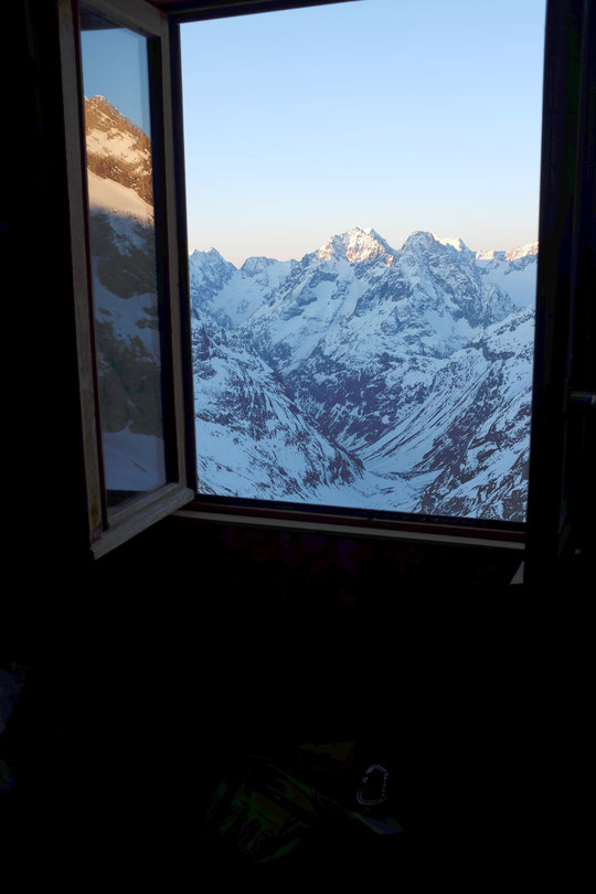 Dortoir du Promontoire à 3100m : les skieurs se lévent  pour le petit déjeuner avant de  partir vers la face nord et le Tour de la Meije.