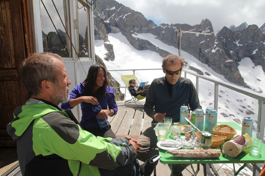  Premier apéro de la saison, hier midi là haut. Que ça fait du bien... (Photo Barbara Satre)