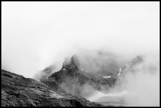 Roc, neige et brouillard pour le Promontoire (photo Alban Harly). A regarder en plein écran.