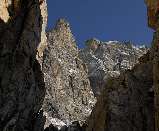 Le grand Pic et une partie des arêtes de la Meije vu du refuge, par la brêche du Crapaud