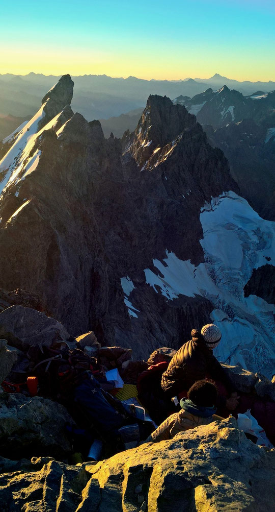 La cordée de Valérie a choisi de réaliser son Rêve de Meije en 3 jours. Jeudi dernier, montée au Promontoire. Vendredi  la cordée est partie du refuge avec le soleil et le soir elle était tout là haut... avant la traversée des Arêtes samedi. Photo Valérie