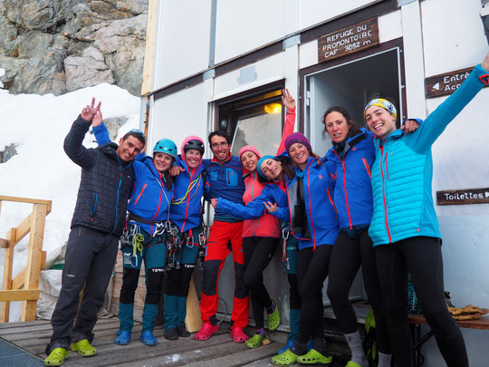 Deuxième journée sur la Meije (et au refuge) pour l'Equipe Nationale Féminine Espagnole d'alpinisme. Ce matin elles devraient rejoindre l'Aigle par le "Z" en face Nord et par la "Pierre Allain" en face Sud. Merci à vous toutes (et aux guides).