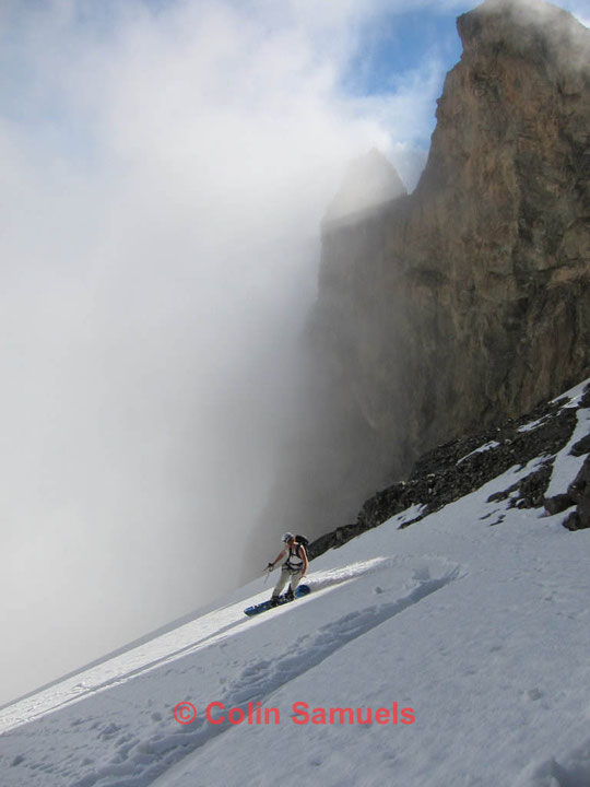 Merci à Colin pour sa photo de la descente du Glacier Carré en snowboard.