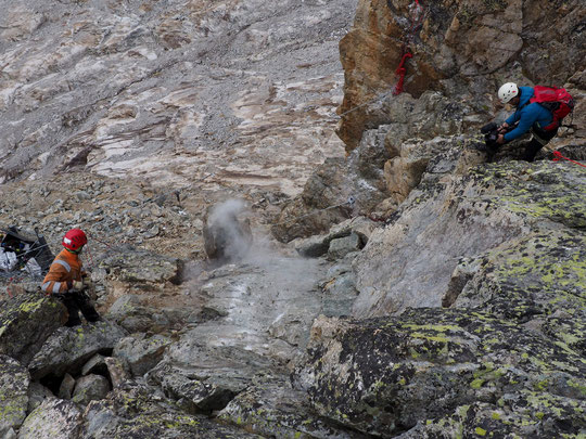 Les purges dégagent des odeurs de souffre. Ici un bloc de 1,5m3 vient d'être expédié sous le refuge devant la caméra de France 3.  Pour rappel l'accès dans un large périmètre autour du refuge est interdit toute la semaine.