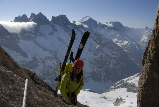 Nathalie au début de la redescente du replat (avec une belle mer de nuages vers les hautes alpes)