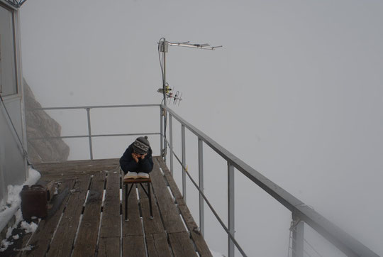 Yoska, seul au monde, à 3100 m,  avec son bouquin !