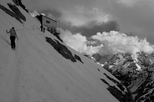 Hier soir l'arrivée de Leïla (au premier plan) et de Yoska au refuge.