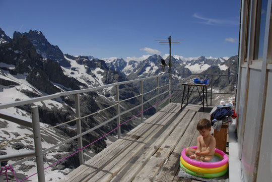 Yoska, notre fils de 5 ans dans la piscine du Promontoire...