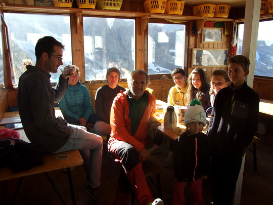 Bonsoir à toute l'équipe, voici quelques images de cette belle aventure au pied de la Meije. Merci pour l'accueil et le temps passé par chacun(e) avec les enfants. A bientôt pour d'autres projets, toujours en lien avec la montagne. Hugues  Champollion