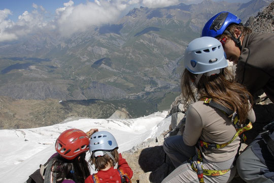 Petite sortie à la Brèche de la Meije, avec les enfants. La Grave est 1900 m plus bas.
