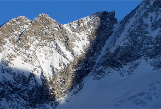 Sur le Tour de la Meije, étape pour relier le refuge du Promontoire et le refuge de l'Aigle : le couloir du Serret du Savon (3400m) que l'on passe à la montée juste après avoir longé  l'impressionnante face nord de la Meije. Superbe ambiance !