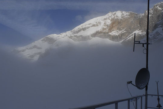 8h30 ce matin, le sommet Est du Rateau au dessus du brouillard