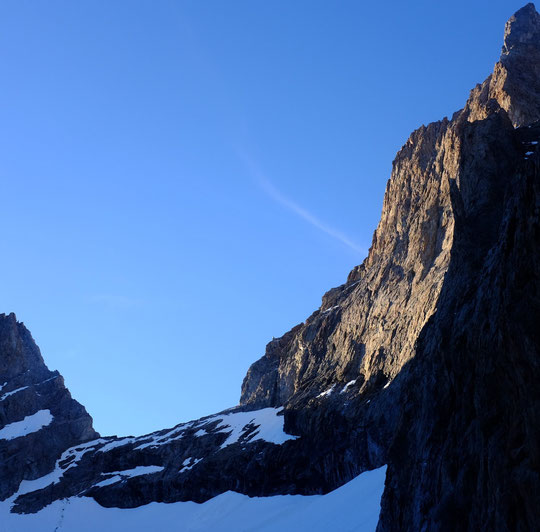 La brèche de la Meije (3350m) avec un enneigement très faible pour une mi juin et la facette Sud Ouest ( avec plusieurs voies dont "Nous partirons dans l'Ivresse"), avec la lumière du soir.