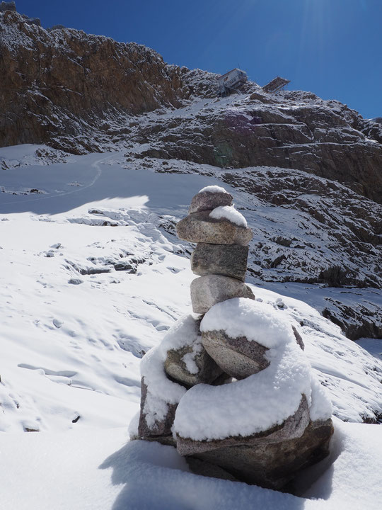 Photo d'archive : le cairn d'arrivée au refuge, juste après un petit coup de blanc....