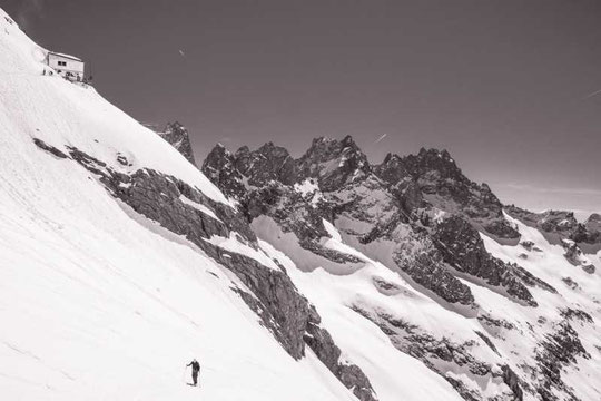 Nous redescendons, mais le Promontoire reste là haut.... (photo guide  La Grave).