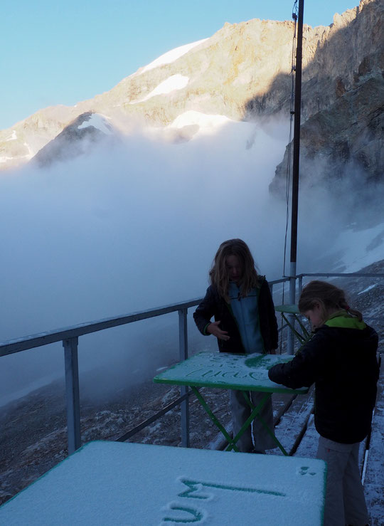 Ce matin par moins 1°, deux jeunes randonneuses tracent la neige.  Elles vont redescendre avec leurs parents. Lundi c'est la rentrée dans l'autre monde ! Lucie en CP et  Emma en CE2.