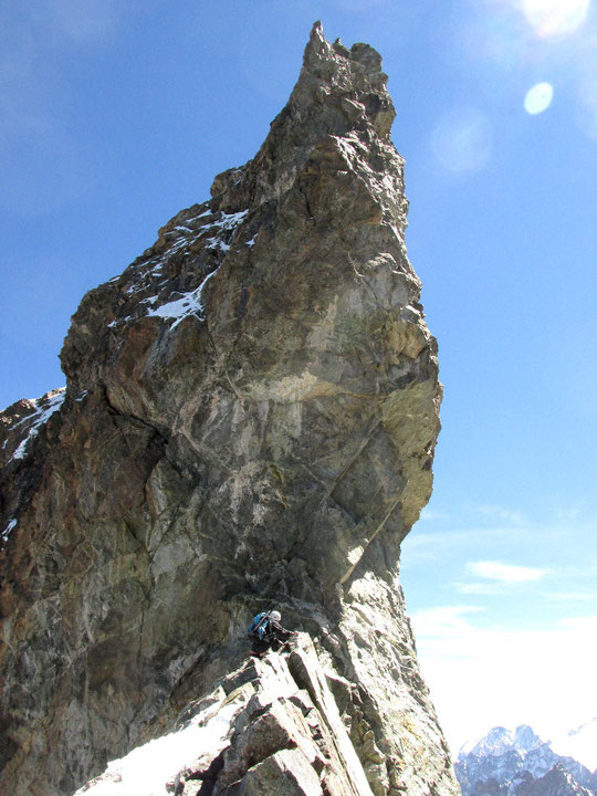 Sur la Traversée de la Meije, vers 3900m, une cordée arrive au pied de la dent Zsigmondy.  Ambiance aérienne  garantie ! Merci à la cordée Vince 73 pour cette photo.