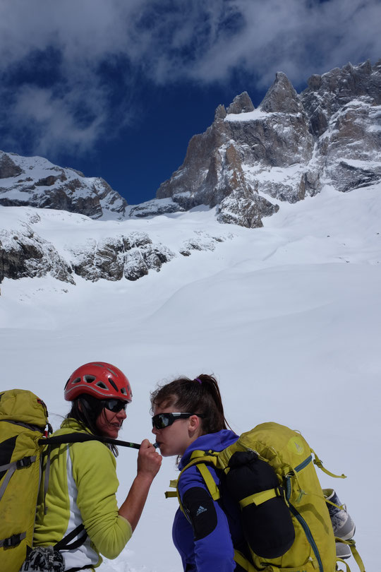 Nous sommes vers 2500m, Nathalie (la gardienne) assure un petit ravitaillement "en vol" pour notre fille Leïla (13 ans). Il ne reste plus que les 600m derniers mètres de dénivelé pour atteindre le refuge perché tout là haut, sur l'arête du Promontoire. 