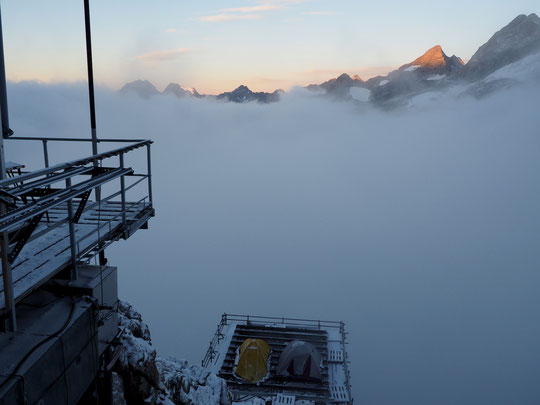 7h ce matin à 3100m, réveil dans la fraîcheur au Promontoire, mais le soleil arrive au dessus d'une vraie mer de nuages. La journée s'annonce belle en Oisans.