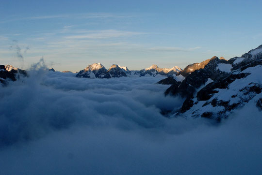 6h ce matin, en bas c'est encore sous les nuages...