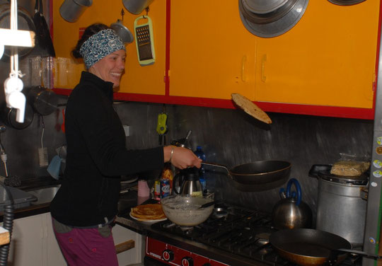 Soirée crêpes inter-refuge (la gardienne de l'Aigle/le gardien du Promontoire). C'était hier soir au Promontoire, Laura (la gardienne de l'Aigle) se perfectionne au jeté de crêpes bretonnes...