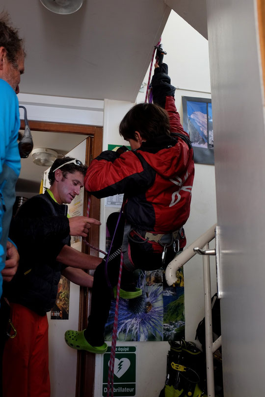 Hier c'était atelier remontée sur corde dans l'escalier du refuge, Yoska sous l'oeil des "profs" Loum (un savoyard égaré dans l'Oisans) et Grégoire (un parisien réfugié dans l'Oisans).