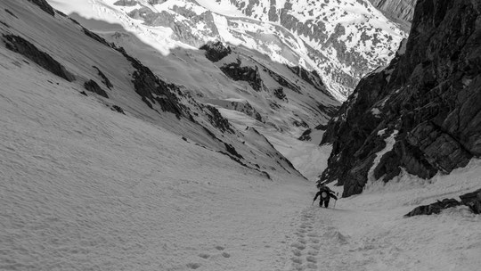 Weekend du 8 mai : Tour de la Meije entre le refuge du Promontoire et le refuge de l'Aigle une cordée remonte le Couloir du Serret du Savon (vers 3400m). Belle ambiance haute montagne ! Merci à Robin Bonnet pour la photo.