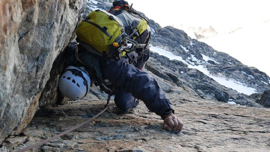 Traversée de la Meije : à près de 3950m, le passage qui débouche sur le Cheval Rouge, quand les cordées passent de la face ouest à la Face Nord de la Meije. Merci à Bertrand David (guide) pour la photo. 