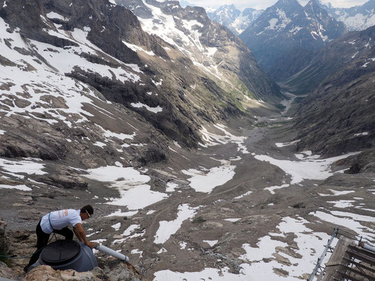 Rémi (en classe de seconde à Arras) est en stage pendant 5 jours pour découvrir un peu de la vie des refuges de haute montagne. Rémi participe à tout et même à l'entretien. Ici, le bac de fitration des eaux usées sous le refuge. Merci à toi !