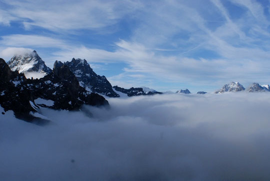 Ce matin à 8h, la mer de nuages est au niveau du refuge.