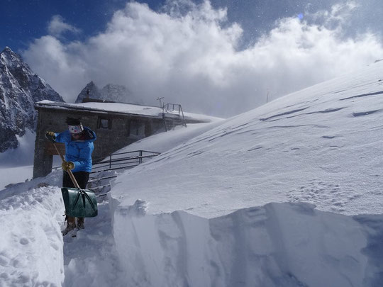 Le 1er mai dans les Ecrins. Ici, Joce la gardienne du refuge des Ecrins. Belle ambiance neigeuse !