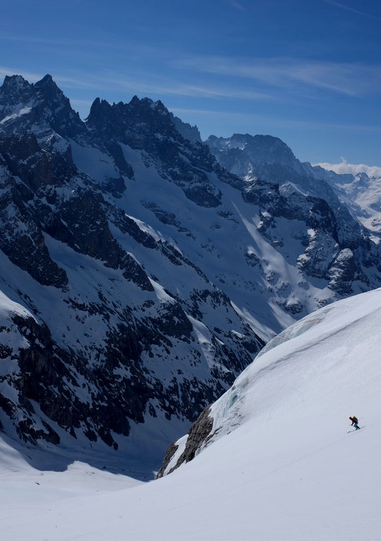 C'était hier en fin de matinée. Profitant d'une journée relativement calme au refuge, nous nous sommes échappés vers les pentes du versant Est du Râteau. Du super bon ski, de la pente, de la neige et du soleil.... (ici Nath en action)