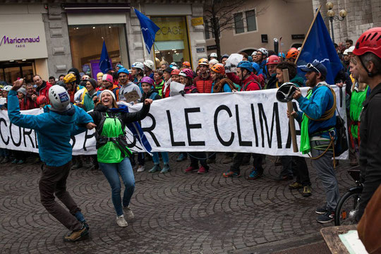 400 alpinistes "encordés pour le climat". C'était le 9 mars à Grenoble !