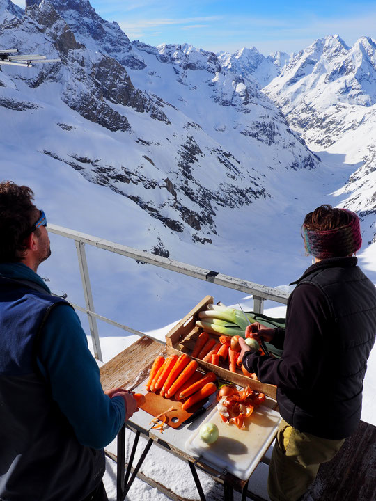 Au Promontoire, les aliments sont conservés naturellement au frais, l'annexe de la cuisine fait aussi office d'un bélvédére hors du commun et toute l'équipe a le sourire avec les arrivées du beau temps et des skieurs de rando... qui se régalent ! 