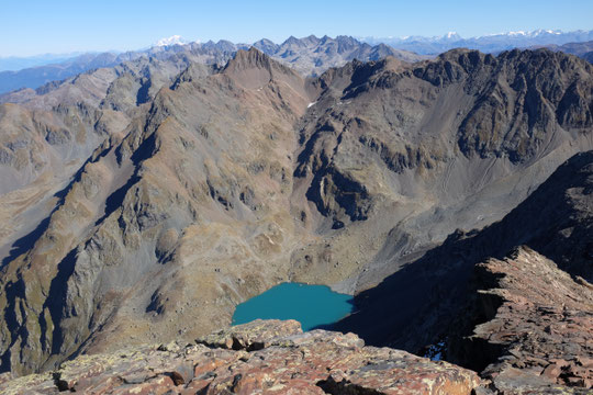 Le "Lac Blanc" de Belledonne avec au loin le Mont Blanc et plus à l'Est la Grande Casse, en Vanoise