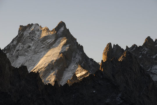 Premières lumières, ce matin, sur la Face Nord de la Grande Ruine.