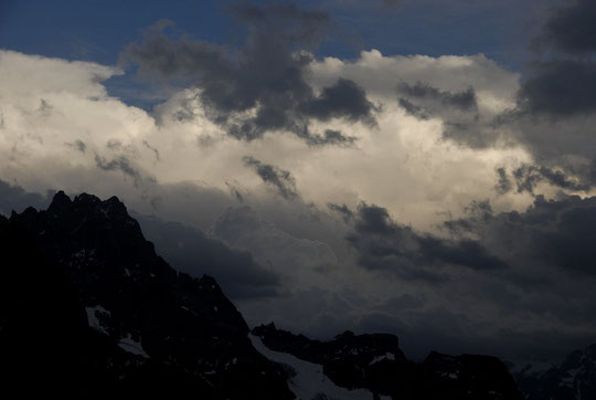 Hier soir au dessus de l'Oisans, des nuages d'orages bien plus imposants que nos hautes montagnes.