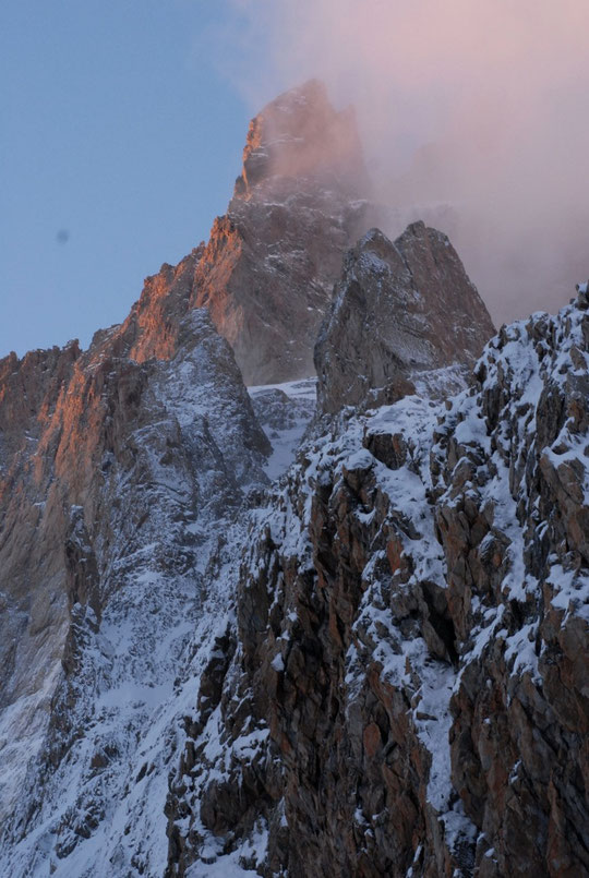 La cordée du Gravelotte devrait redescendre tout à l'heure par la voie normale de la Meije: ici le Petit Doigt, la muraille Castelnau, le couloir Duhamel et l'Arête du Promontoire encore platrés de la neige de mercredi.