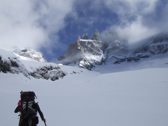 En montant vers le Promontoire, les nuages nous dévoilent le Grand Pic de la Meije...