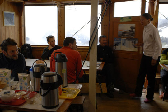 Quand les cordées ne peuvent partir du refuge, il y a toujours du café et....