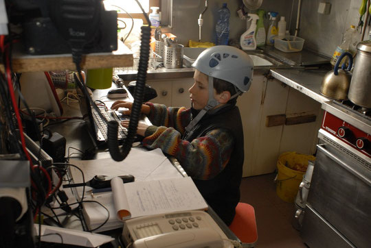 Même pour faire un petit tour sur l'ordi du Promontoire, il vaut mieux mettre le casque...