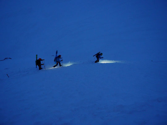 "Entre chien et loup" ce matin, les trois premiers skieurs de rando quittent le refuge pour le versant Nord et le Tour de la Meije. Bon voyage... en espérant que la météo tienne bon ?. (Coucou et merci  à Cédric, Olivier et Mathilde)