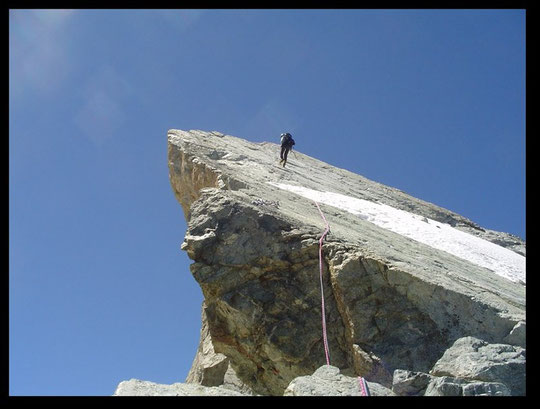 Durant la traversée des Arêtes,  un rappel sur la 4ème dent (3940 m).