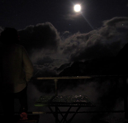 Quand nuages et gouttelettes jouent avec la lune. Des nuits presque irréelles... depuis notre terrasse à 3100m.