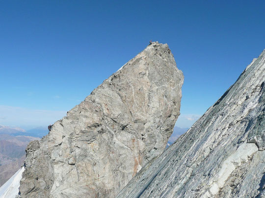 Une cordée de la Traversée de la Meije arrive au Doigt de Dieu (photo Michael).