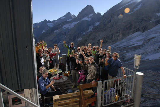 L'apéro partagé avec tous, à la lumière des derniers rayons du soleil... (photo Nathalie).